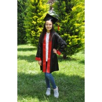 İlkokul Mezuniyet Cübbe ve Kep Takımı – Siyah Kırmızı Kollarda Kırmızı Detaylı Şık Tasarım 